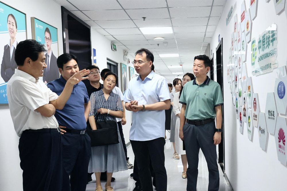 市人大常委會(huì)主任王樂(lè)新、紅旗區(qū)區(qū)委書(shū)記劉宏鋒、人大常委會(huì)主任趙建軍等領(lǐng)導(dǎo)一行 蒞臨公司調(diào)研工作